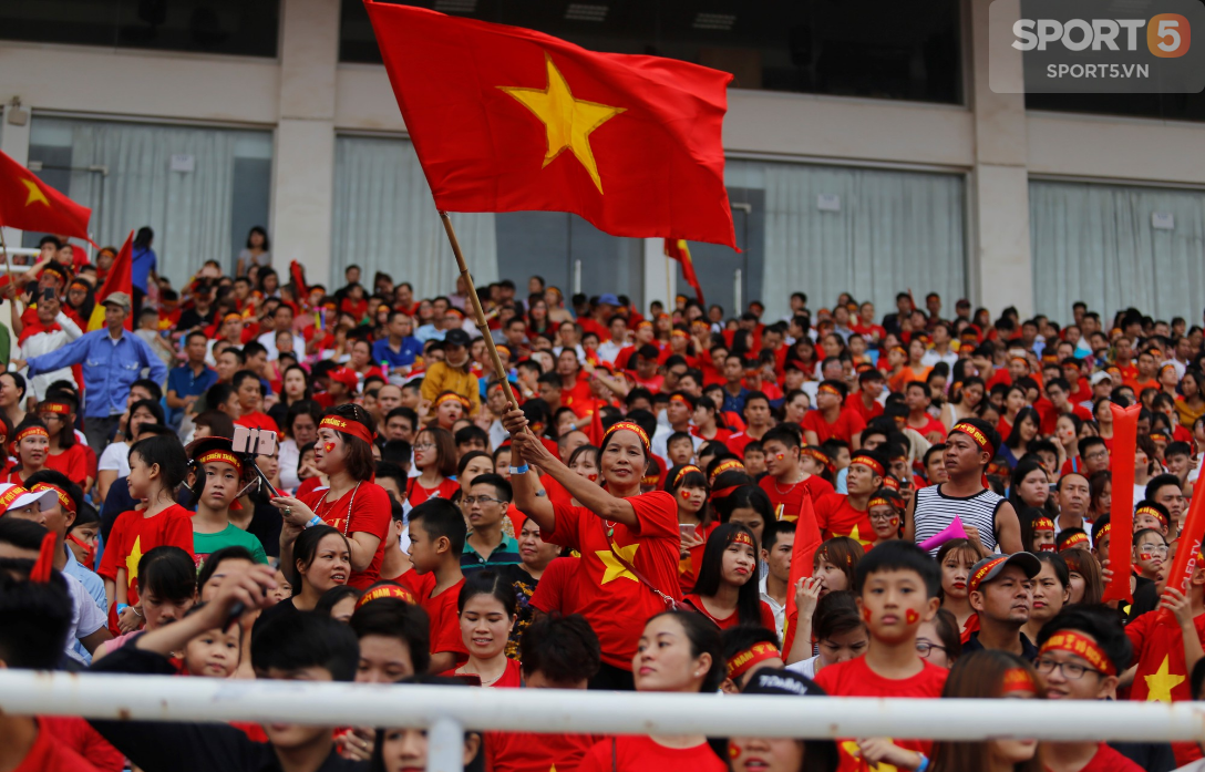 Mỹ Đình rực đỏ trong ngày đón Olympic Việt Nam và các VĐV ASIAD về nước - Ảnh 1.
