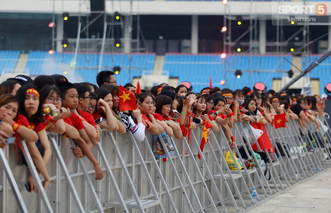 Mỹ Đình rực đỏ trong ngày đón Olympic Việt Nam và các VĐV ASIAD về nước - Ảnh 2.