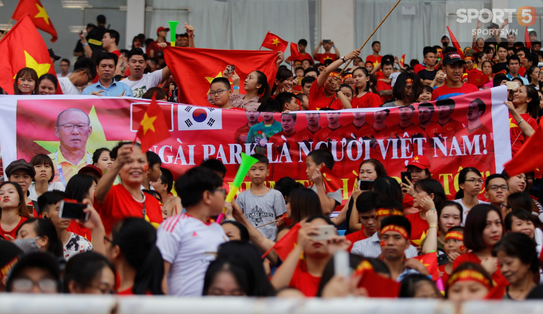 Mỹ Đình rực đỏ trong ngày đón Olympic Việt Nam và các VĐV ASIAD về nước - Ảnh 3.