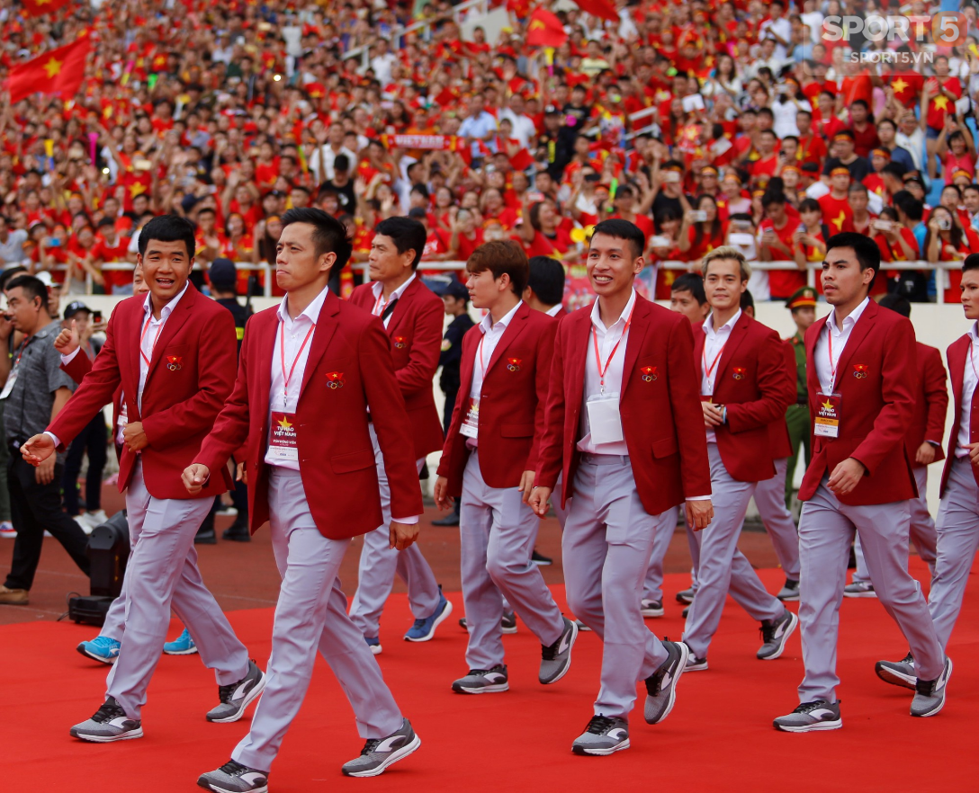 Mỹ Đình rực đỏ trong ngày đón Olympic Việt Nam và các VĐV ASIAD về nước - Ảnh 8.