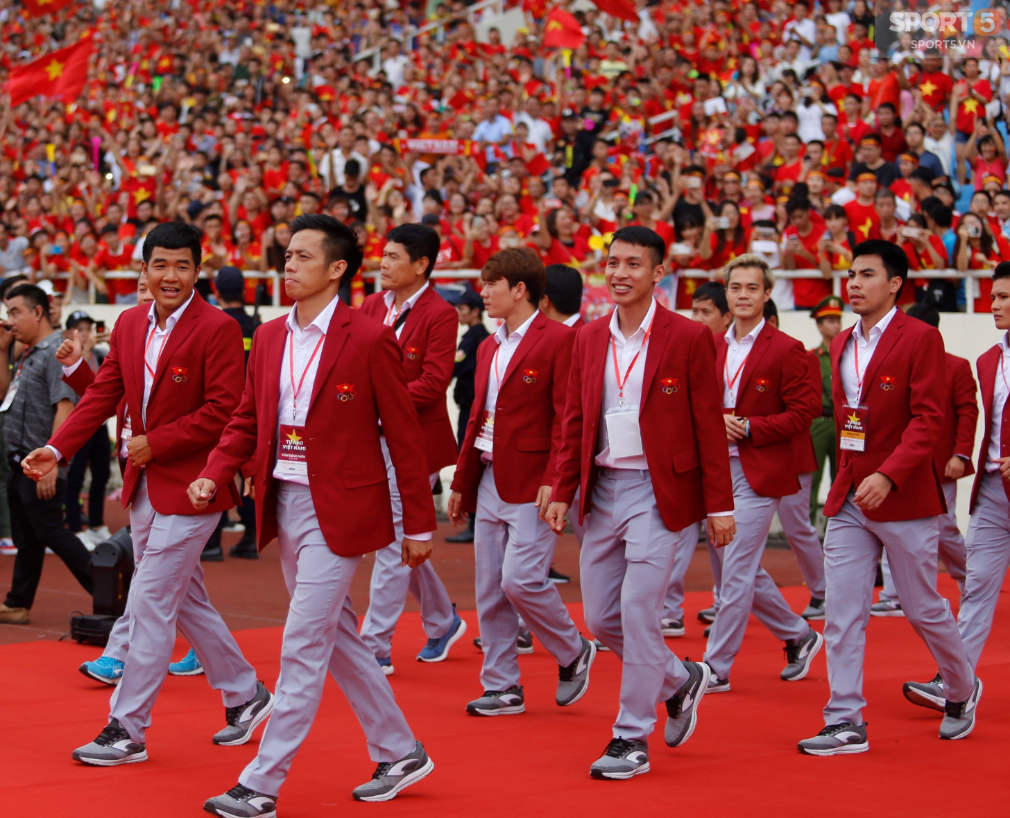 Các soái ca Olympic Việt Nam thần thái như idol Hàn Quốc trong buổi mừng công trên sân Mỹ Đình - Ảnh 1.