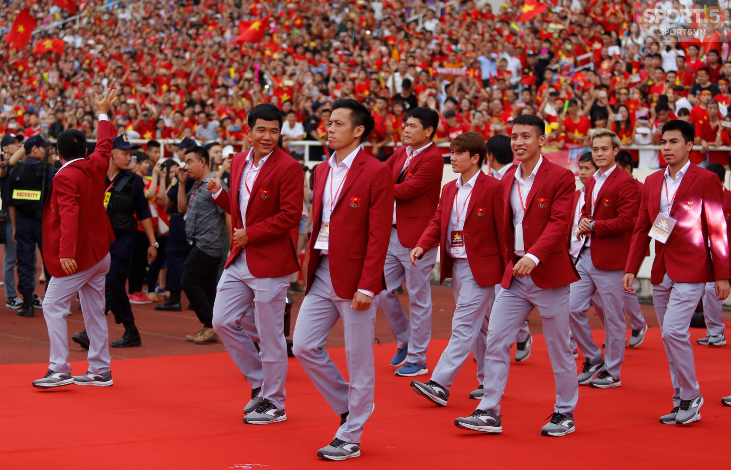 Các soái ca Olympic Việt Nam thần thái như idol Hàn Quốc trong buổi mừng công trên sân Mỹ Đình - Ảnh 2.