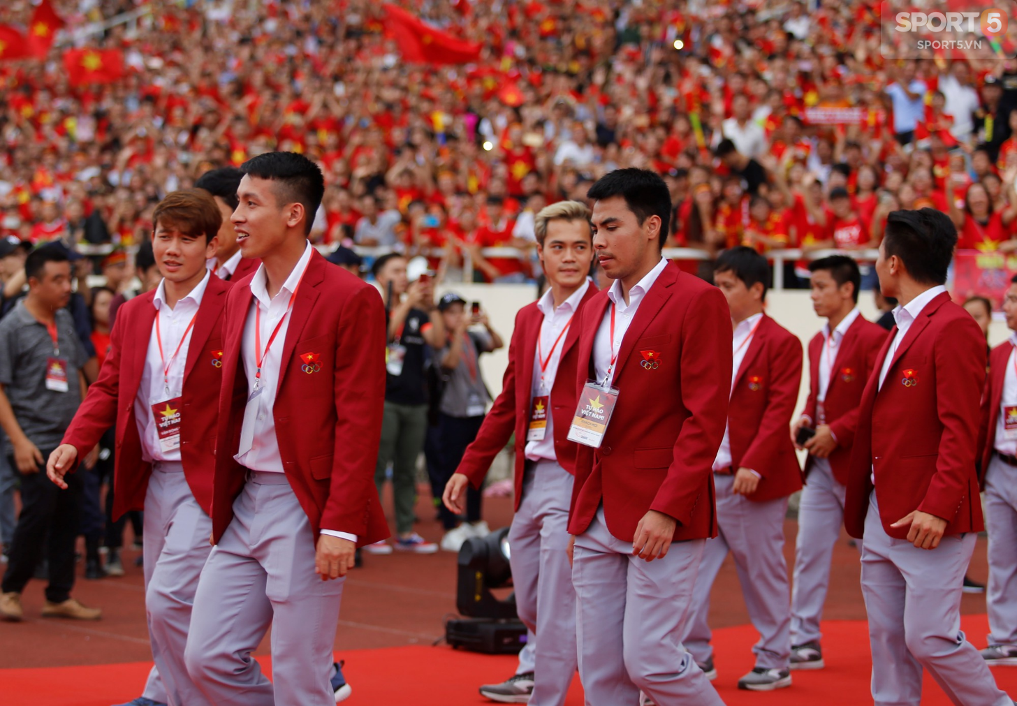Các soái ca Olympic Việt Nam thần thái như idol Hàn Quốc trong buổi mừng công trên sân Mỹ Đình - Ảnh 3.