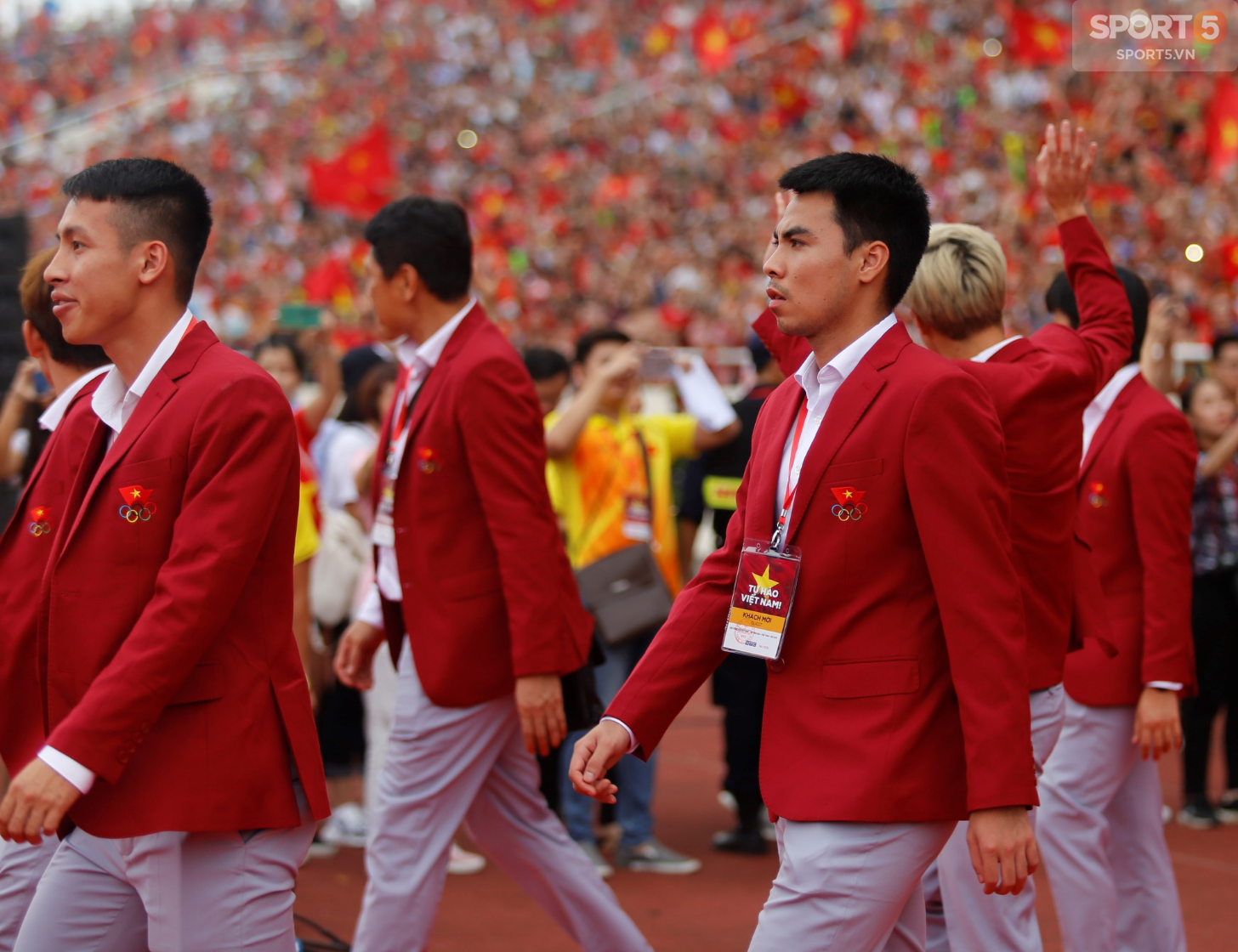 Các soái ca Olympic Việt Nam thần thái như idol Hàn Quốc trong buổi mừng công trên sân Mỹ Đình - Ảnh 4.