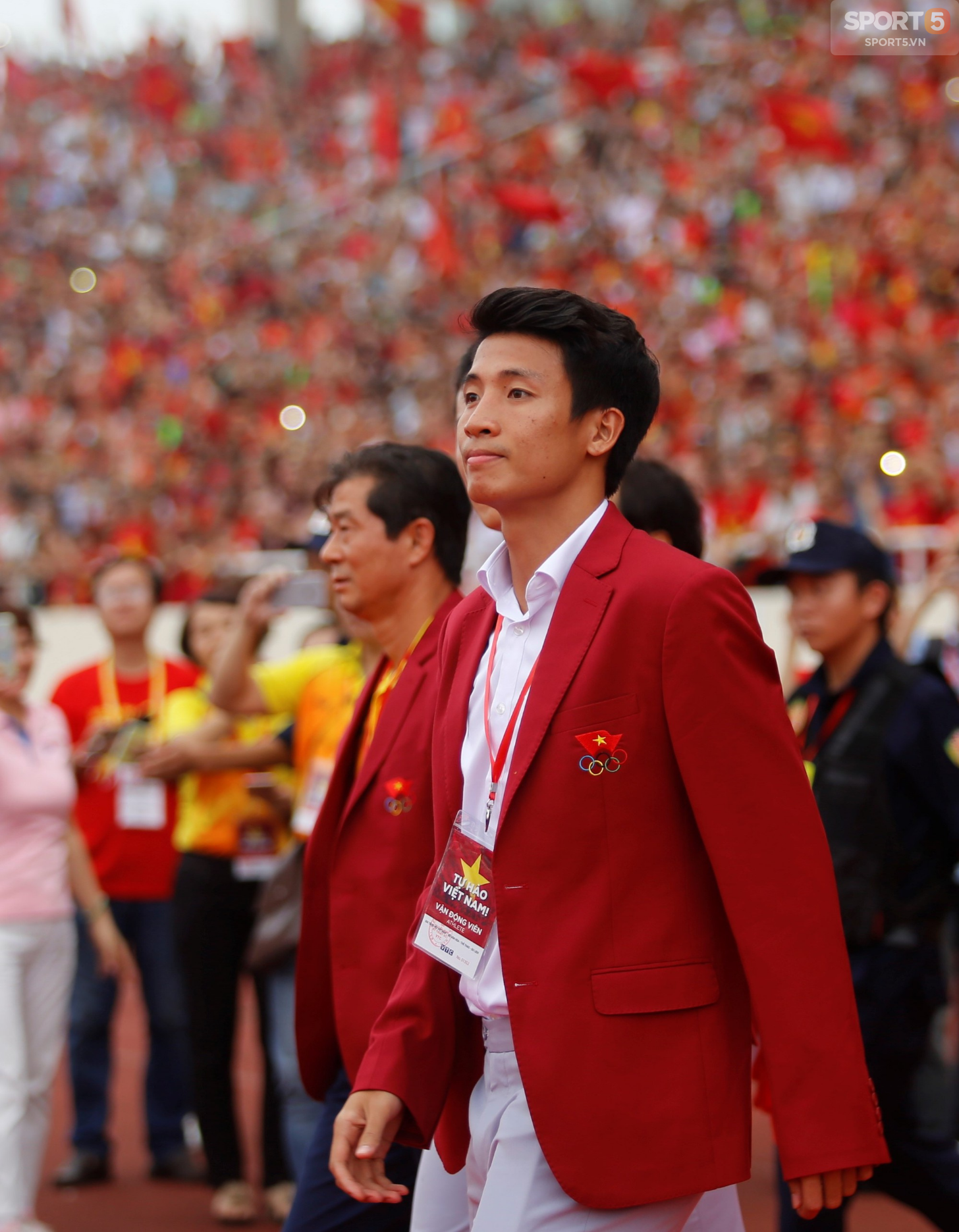 Các soái ca Olympic Việt Nam thần thái như idol Hàn Quốc trong buổi mừng công trên sân Mỹ Đình - Ảnh 6.