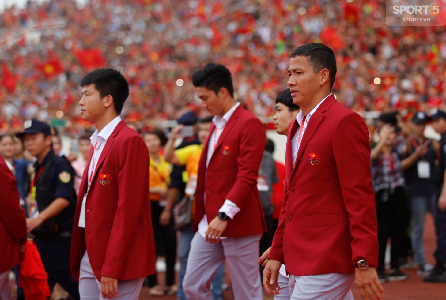 Các soái ca Olympic Việt Nam thần thái như idol Hàn Quốc trong buổi mừng công trên sân Mỹ Đình - Ảnh 5.