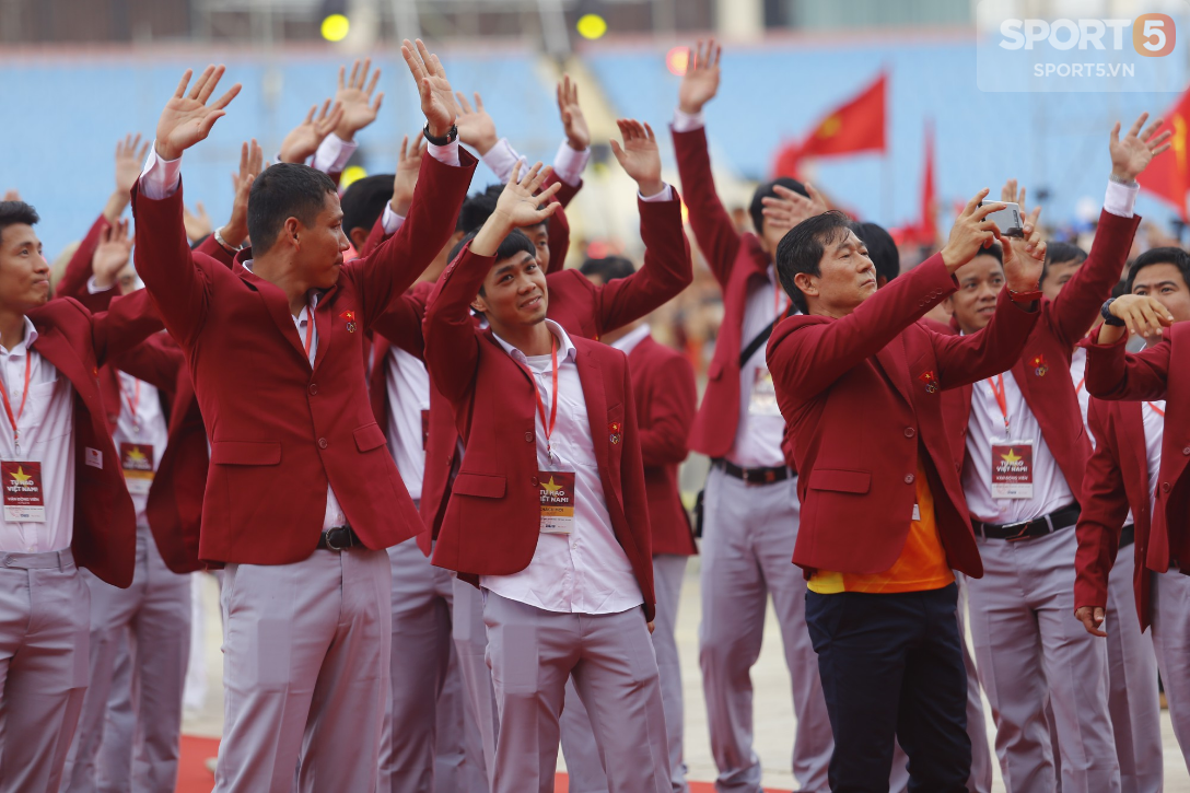 Mỹ Đình rực đỏ trong ngày đón Olympic Việt Nam và các VĐV ASIAD về nước - Ảnh 9.
