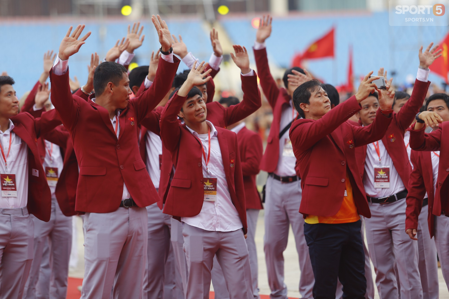 Các soái ca Olympic Việt Nam thần thái như idol Hàn Quốc trong buổi mừng công trên sân Mỹ Đình - Ảnh 8.