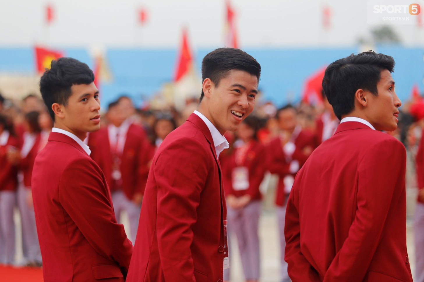 Các soái ca Olympic Việt Nam thần thái như idol Hàn Quốc trong buổi mừng công trên sân Mỹ Đình - Ảnh 10.
