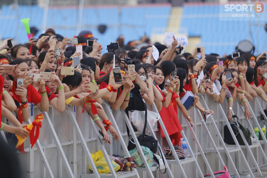Mỹ Đình rực đỏ trong ngày đón Olympic Việt Nam và các VĐV ASIAD về nước - Ảnh 10.