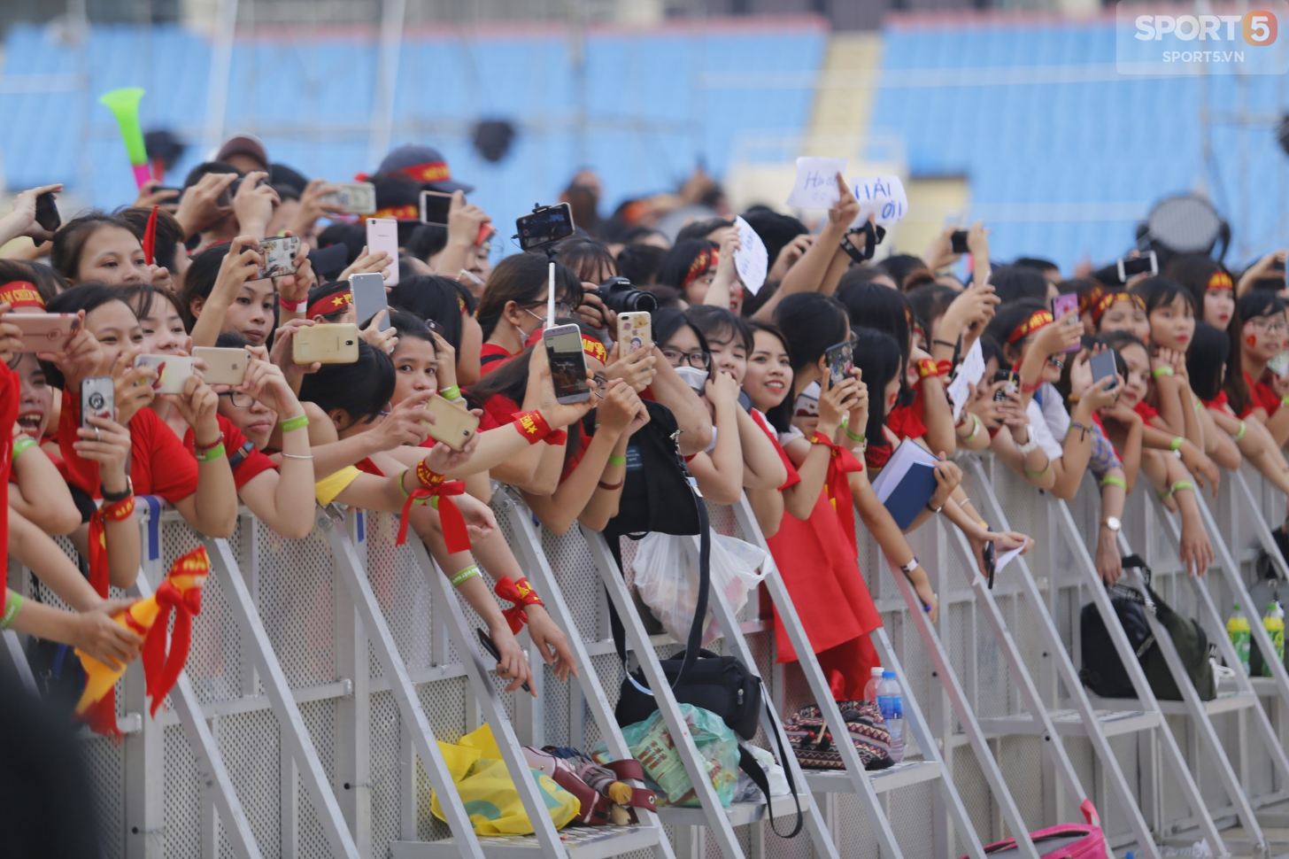 Các soái ca Olympic Việt Nam thần thái như idol Hàn Quốc trong buổi mừng công trên sân Mỹ Đình - Ảnh 7.