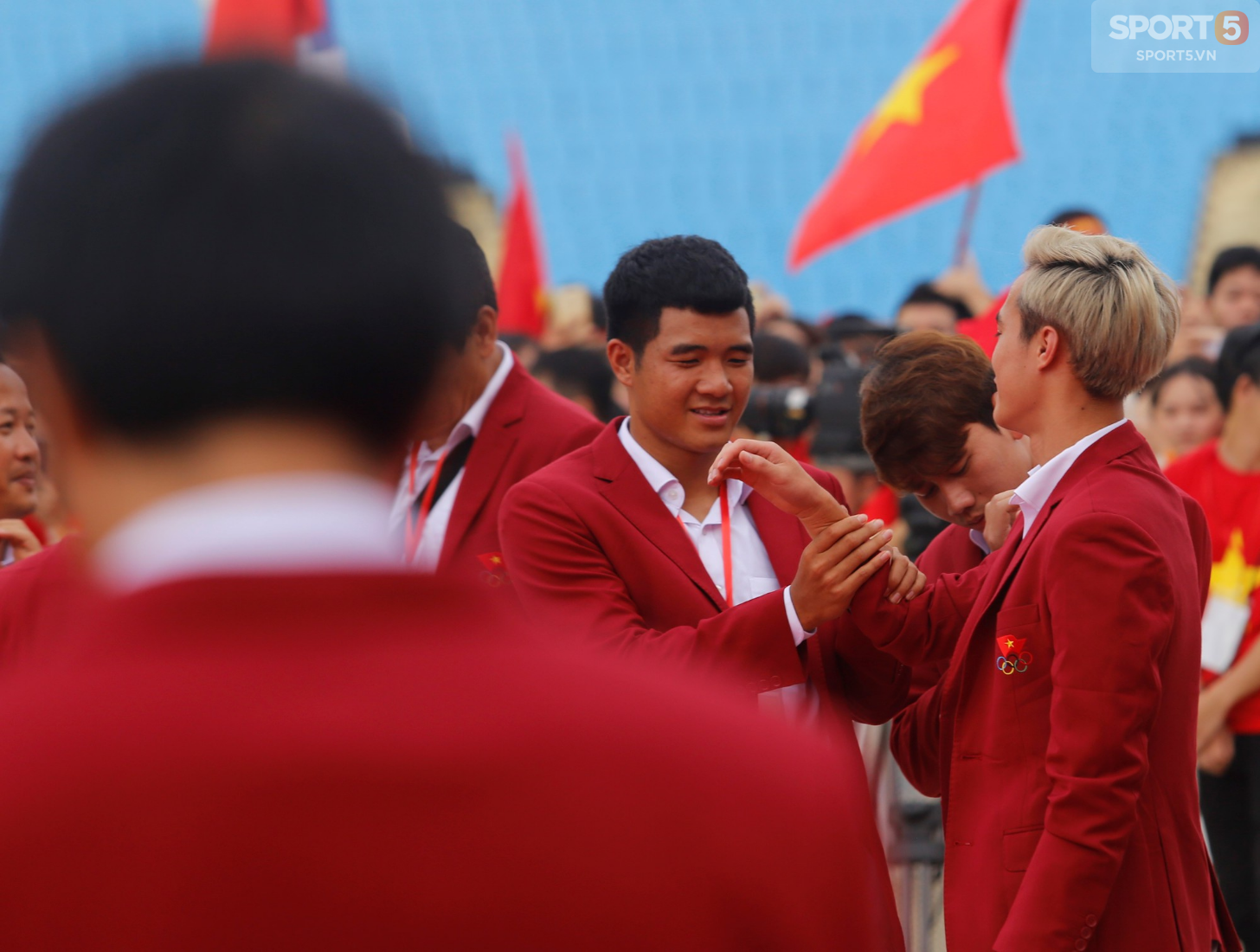 Các soái ca Olympic Việt Nam thần thái như idol Hàn Quốc trong buổi mừng công trên sân Mỹ Đình - Ảnh 13.