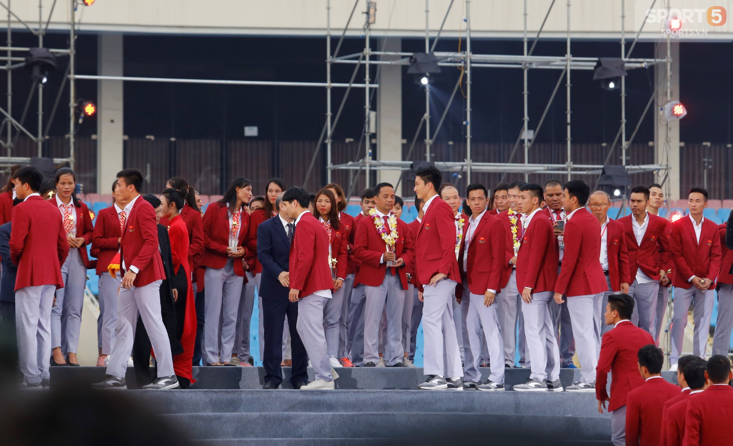 Các soái ca Olympic Việt Nam thần thái như idol Hàn Quốc trong buổi mừng công trên sân Mỹ Đình - Ảnh 14.