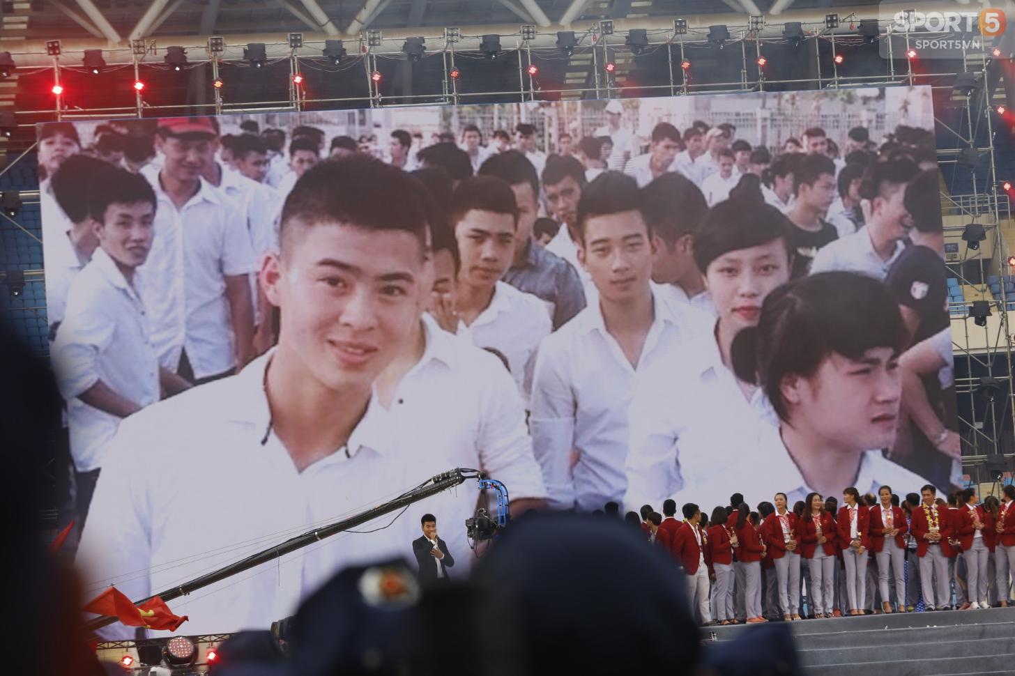 Các soái ca Olympic Việt Nam thần thái như idol Hàn Quốc trong buổi mừng công trên sân Mỹ Đình - Ảnh 15.