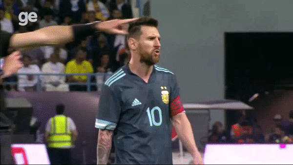 Messi bị mắng thiếu giáo dục vì hành động được cho không đúng mực với HLV tuyển Brazil - Ảnh 1.