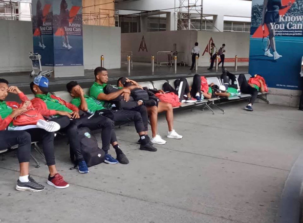 Công tác tiếp đón yếu kém của nước chủ nhà SEA Games 30: U22 Campuchia đợi 12 tiếng ở sân bay, nằm ngủ vạ vật trên thảm vì hết phòng khách sạn - Ảnh 2.