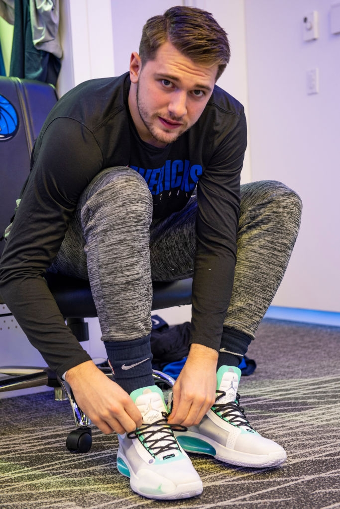 Luka Doncic ra tỏa sáng mang về thắng lợi cho Dallas Mavericks trong ngày đầu ra mắt Jordan Brand - Ảnh 2.