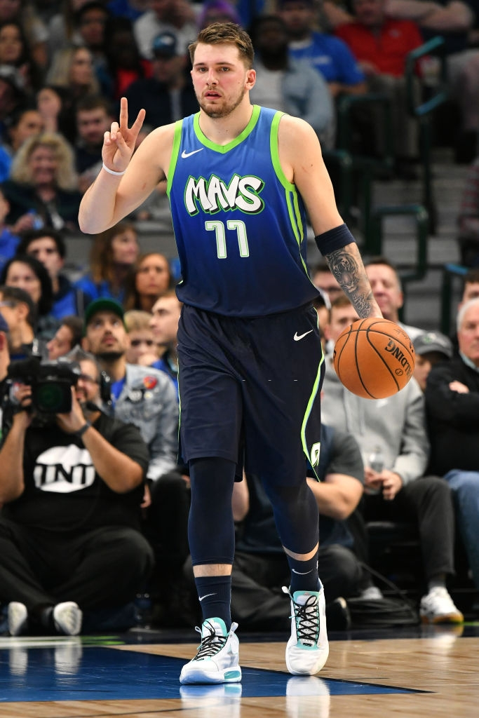 Luka Doncic ra tỏa sáng mang về thắng lợi cho Dallas Mavericks trong ngày đầu ra mắt Jordan Brand - Ảnh 10.