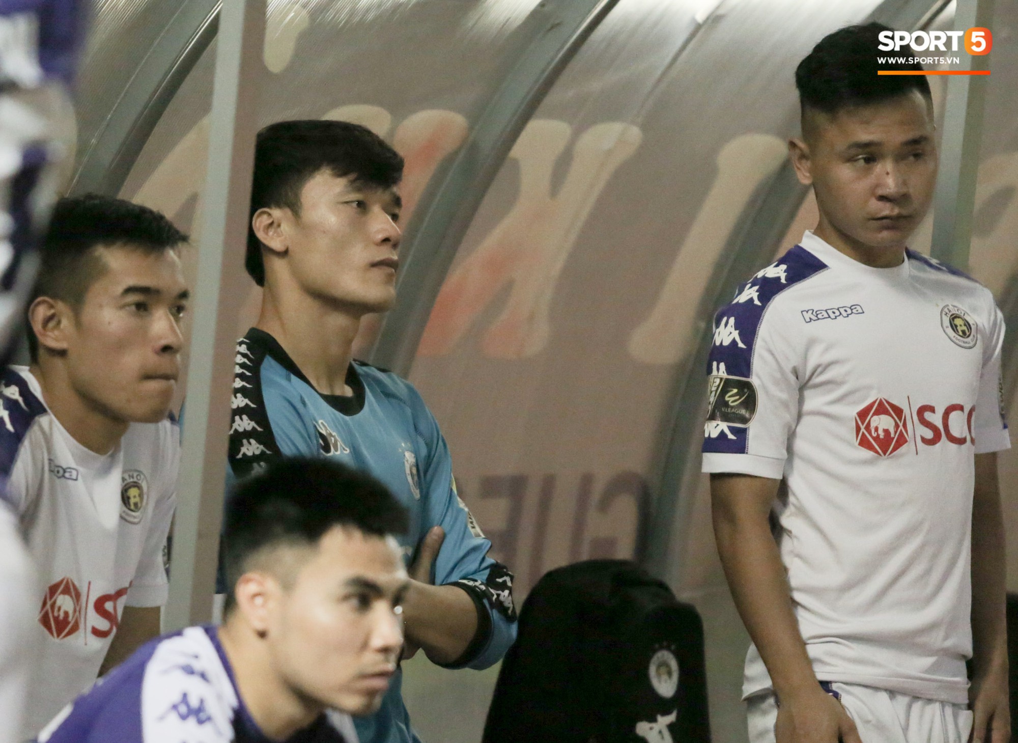 Bùi Tiến Dũng chán nản, không khí Hà Nội FC ảm đạm vì thua thảm trước CLB Thanh Hoá - Ảnh 1.
