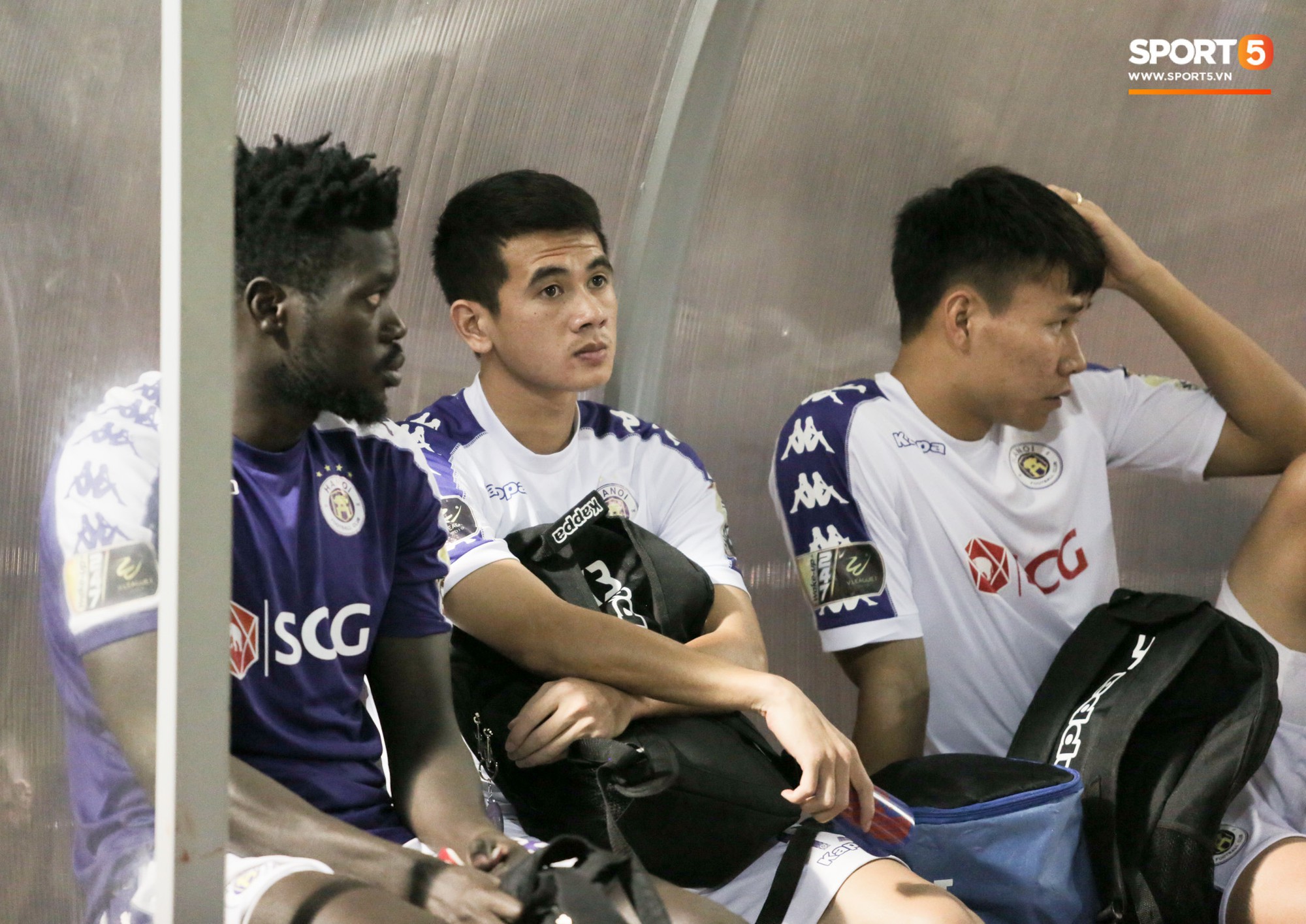 Bùi Tiến Dũng chán nản, không khí Hà Nội FC ảm đạm vì thua thảm trước CLB Thanh Hoá - Ảnh 13.
