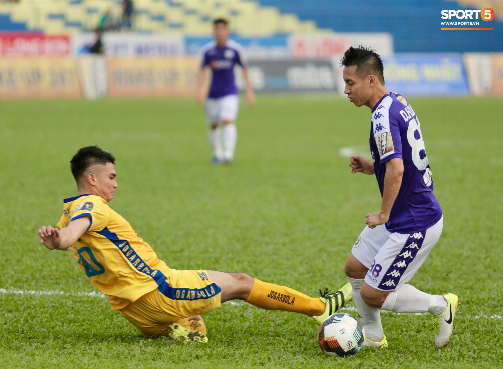 HLV trưởng Hà Nội FC lên tiếng: Thẻ đỏ của Đình Trọng là quá nặng - Ảnh 4.