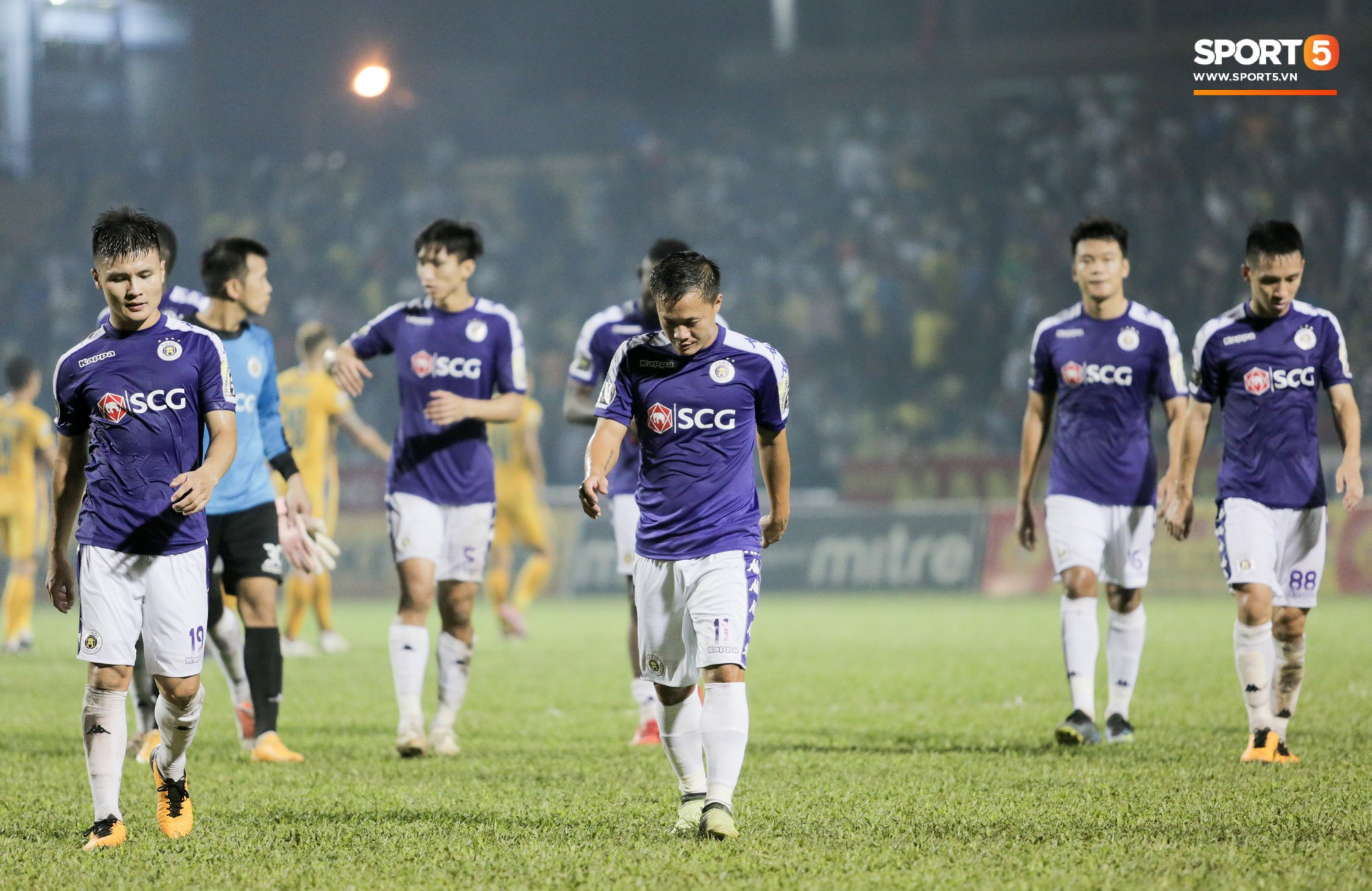 Bùi Tiến Dũng chán nản, không khí Hà Nội FC ảm đạm vì thua thảm trước CLB Thanh Hoá - Ảnh 9.