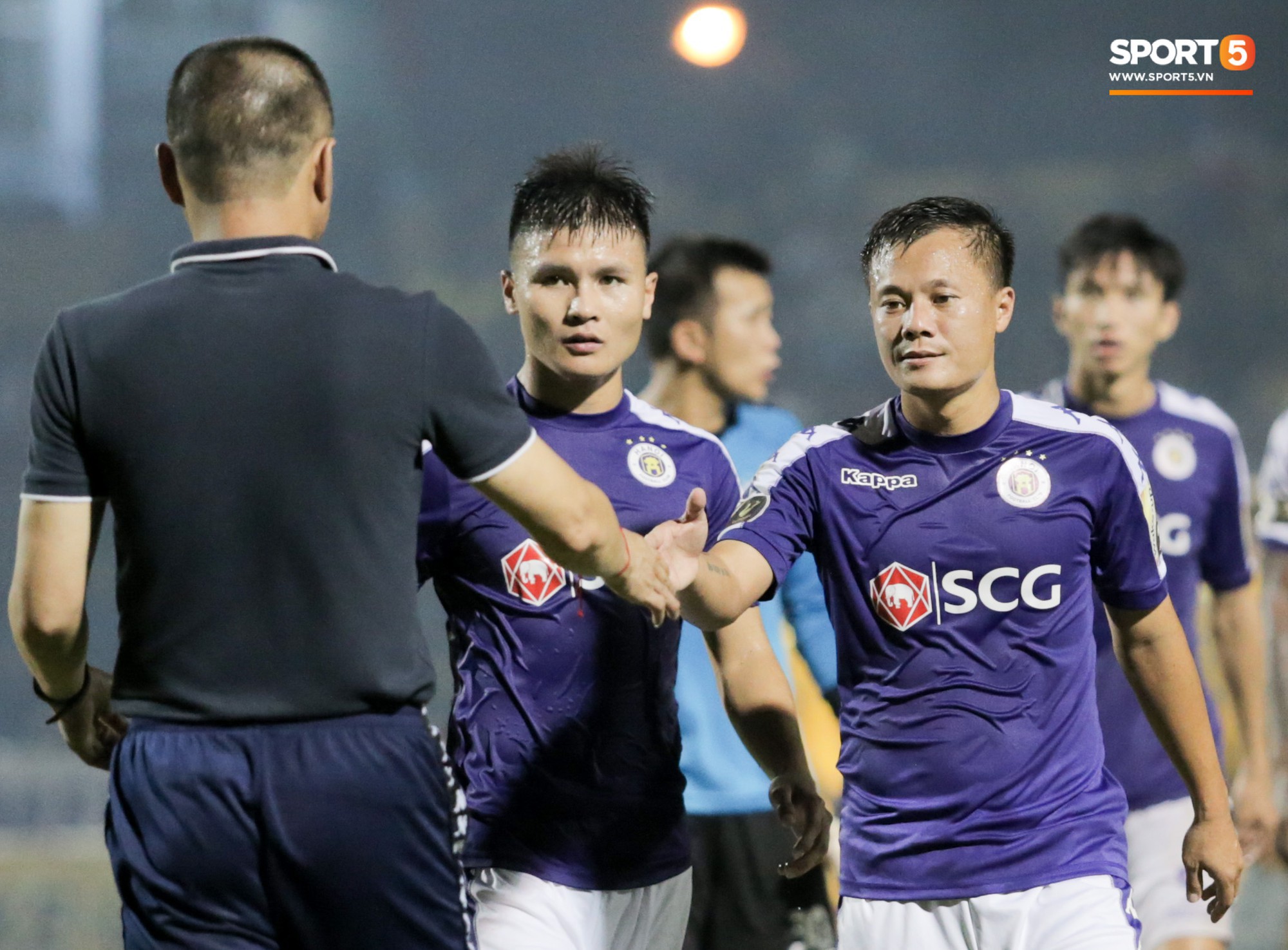 Bùi Tiến Dũng chán nản, không khí Hà Nội FC ảm đạm vì thua thảm trước CLB Thanh Hoá - Ảnh 10.