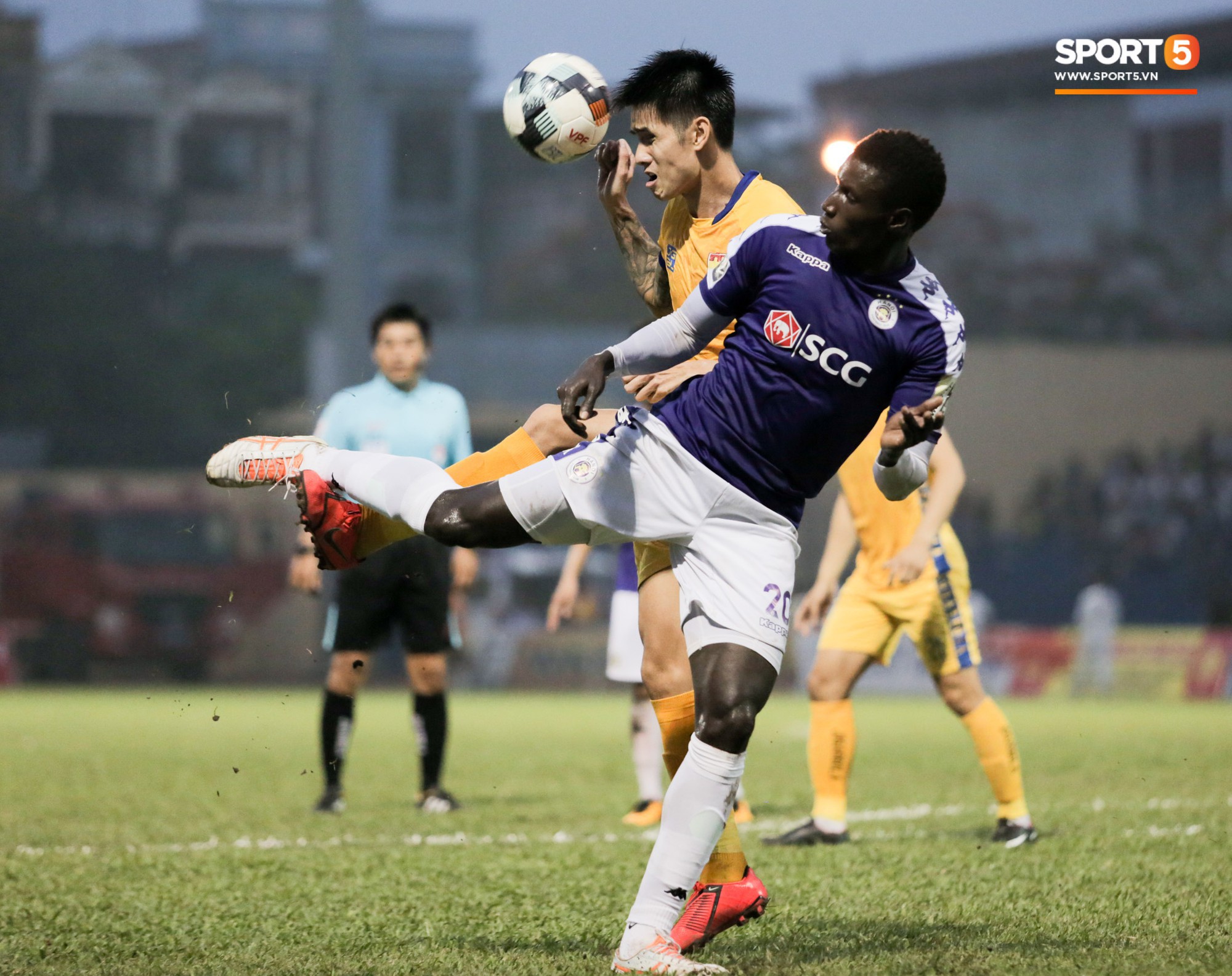 Bùi Tiến Dũng chán nản, không khí Hà Nội FC ảm đạm vì thua thảm trước CLB Thanh Hoá - Ảnh 11.