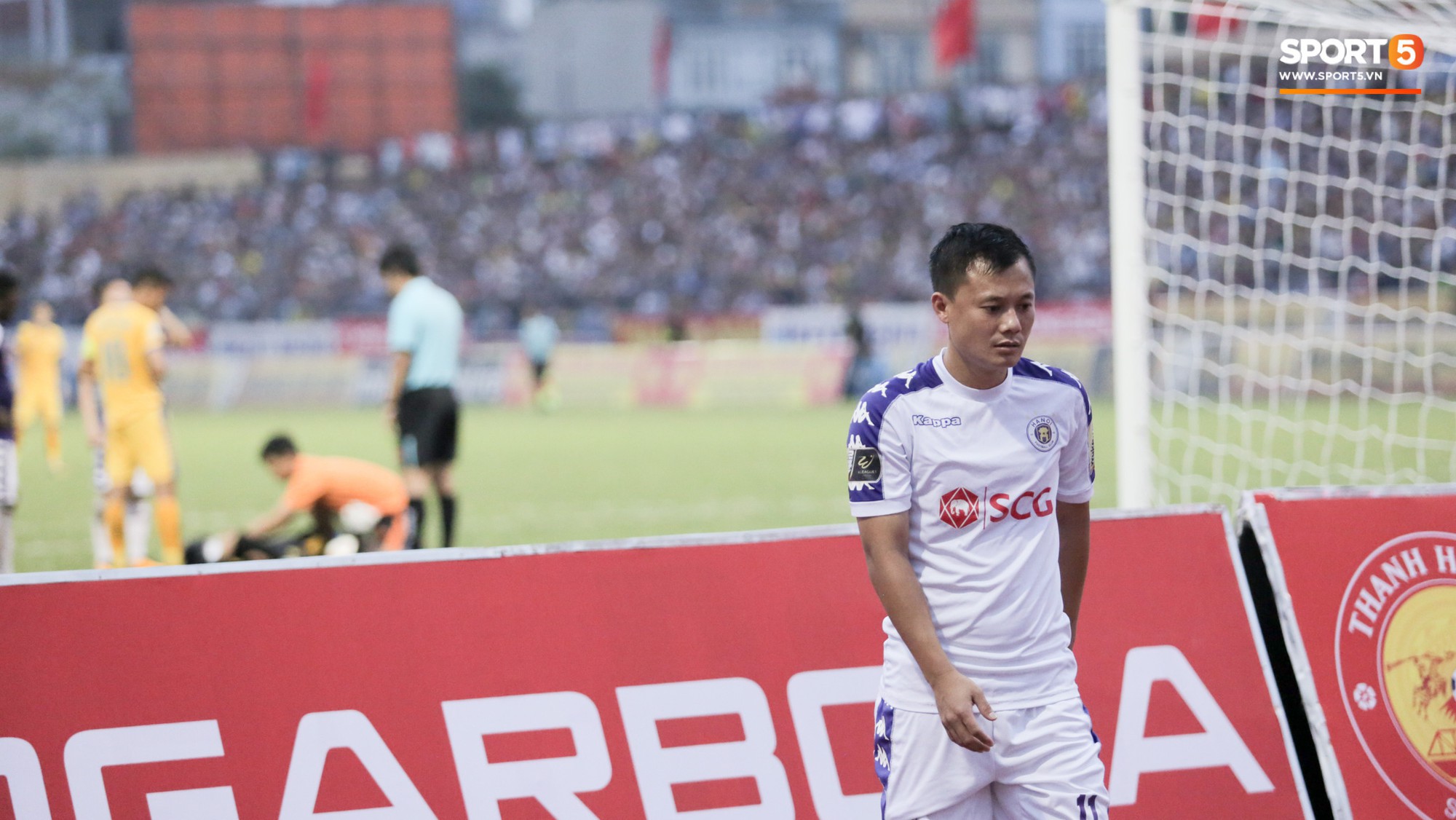 Quang Hải nổi cáu vì cậu bé nhặt bóng câu giờ trong ngày Hà Nội FC thất bại trước Thanh Hóa - Ảnh 11.