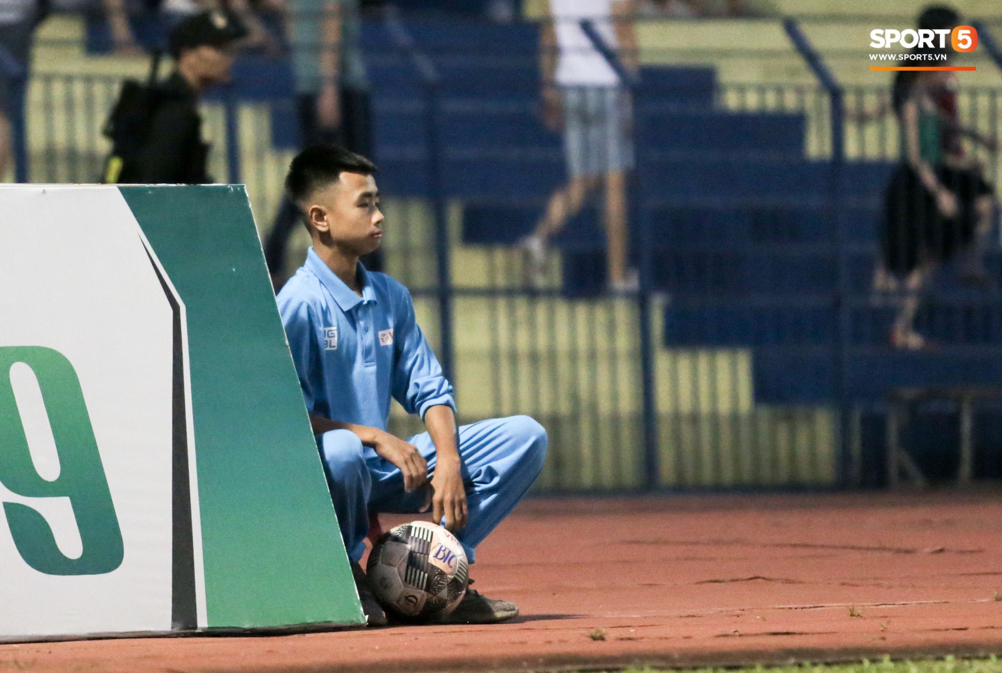Quang Hải nổi cáu vì cậu bé nhặt bóng câu giờ trong ngày Hà Nội FC thất bại trước Thanh Hóa - Ảnh 4.