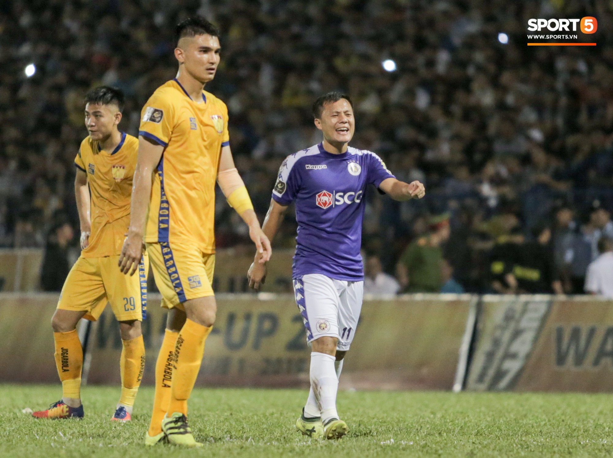 Quang Hải nổi cáu vì cậu bé nhặt bóng câu giờ trong ngày Hà Nội FC thất bại trước Thanh Hóa - Ảnh 9.