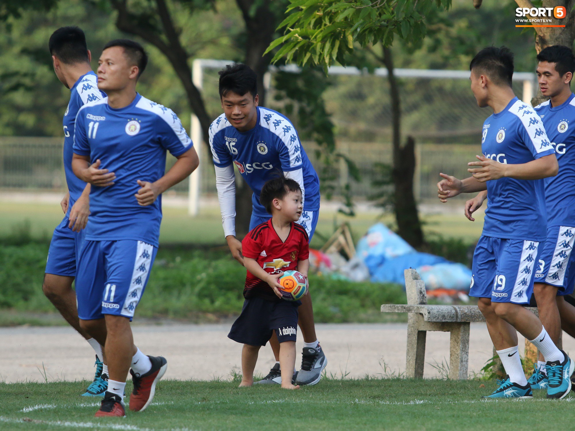 Những thiên thần trên sân tập của Hà Nội FC tạo nên khung cảnh khiến người xem mê mẩn như thước phim thanh xuân vườn trường - Ảnh 9.