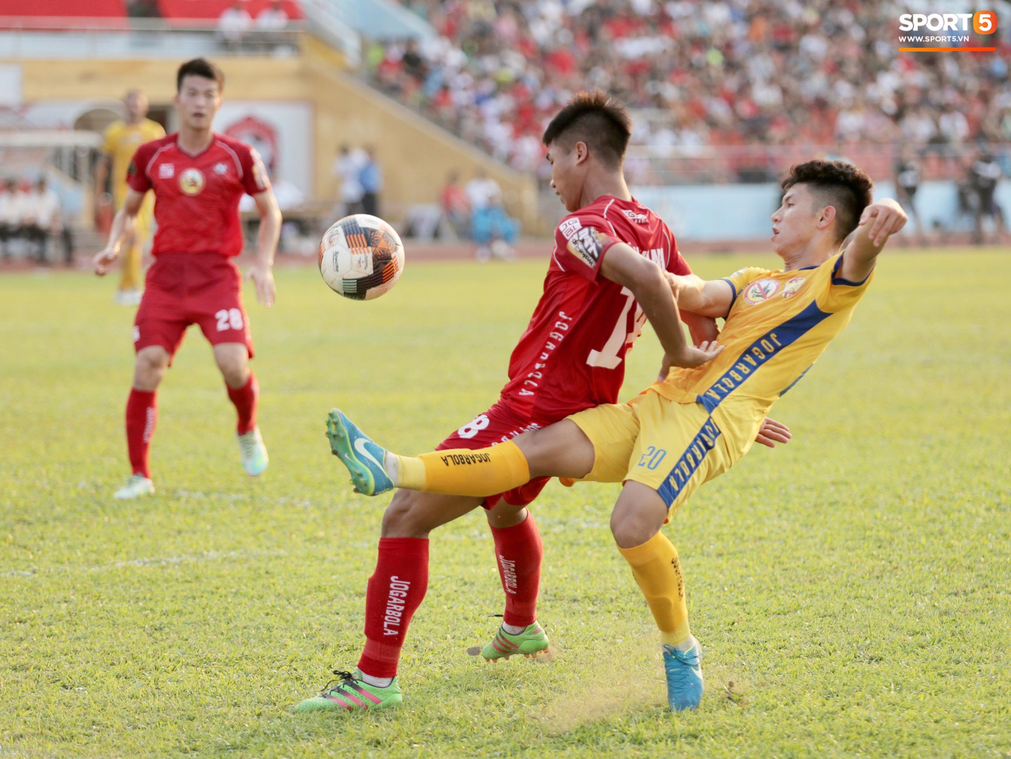 Cầu thủ Thanh Hóa và Hải Phòng khiến khán giả phải theo dõi trận đấu nóng hơn 40 độ - Ảnh 4.