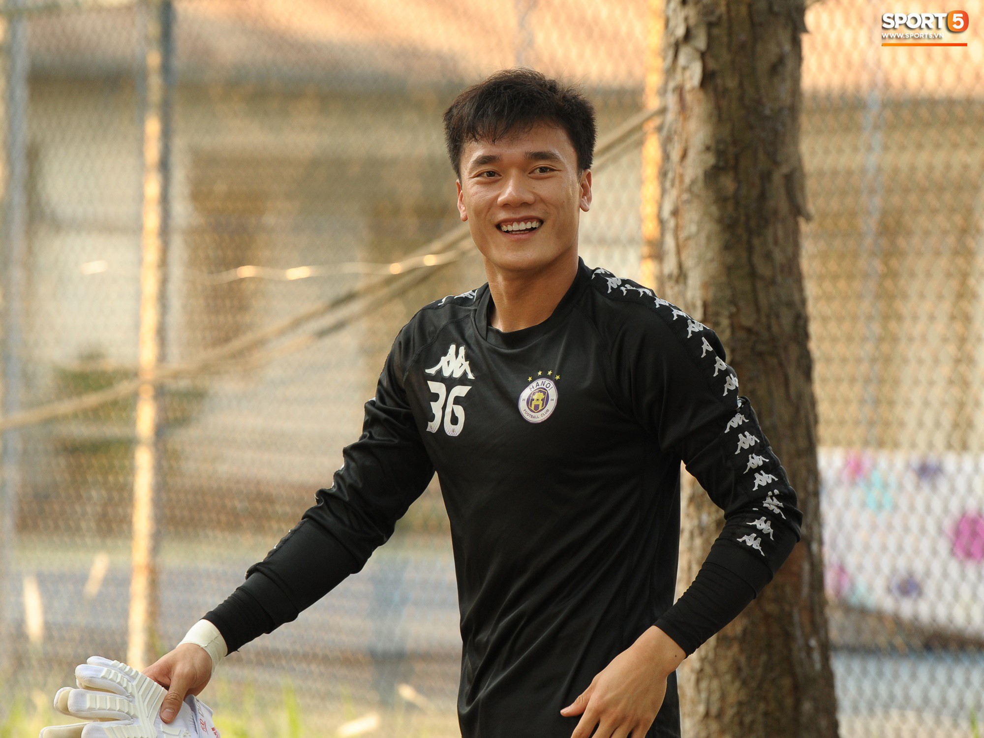 Bùi Tiến Dũng sẽ có lần đầu tiên bắt chính cho Hà Nội FC trong cuộc đối đầu với em trai và bạn thân Hà Đức Chinh - Ảnh 1.