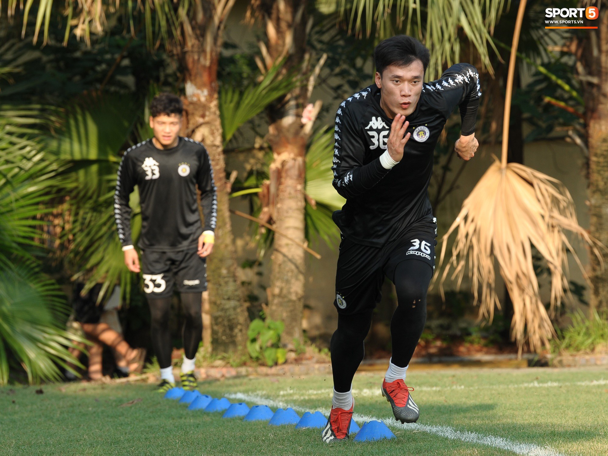 Bùi Tiến Dũng sẽ có lần đầu tiên bắt chính cho Hà Nội FC trong cuộc đối đầu với em trai và bạn thân Hà Đức Chinh - Ảnh 2.