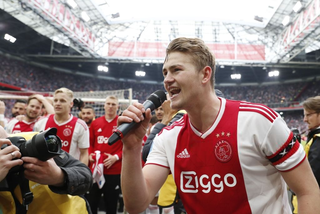 Đội trưởng 19 tuổi đẹp trai như thiên thần của Ajax phải cắt quần thi đấu vì đùi quá to - Ảnh 6.