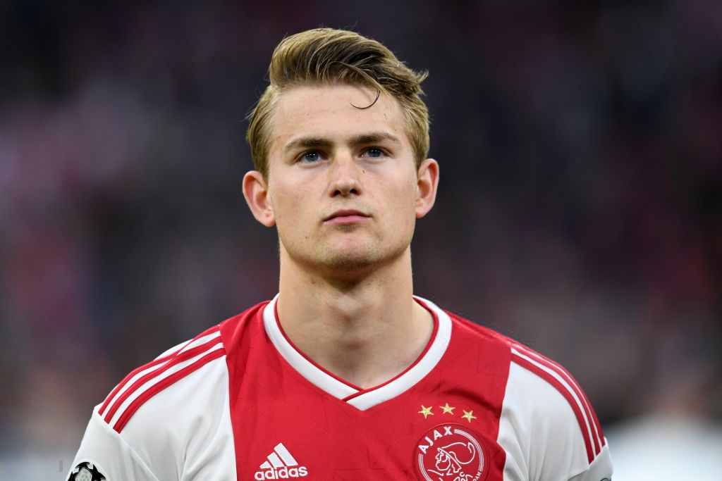 Đội trưởng 19 tuổi đẹp trai như thiên thần của Ajax phải cắt quần thi đấu vì đùi quá to - Ảnh 8.