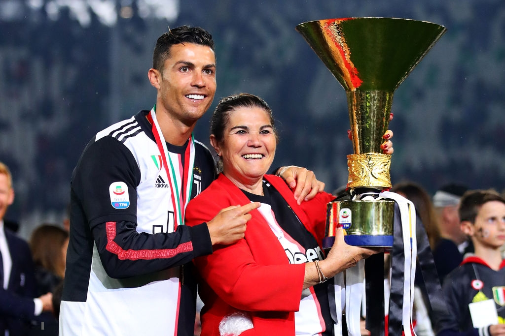 Ronaldo hạnh phúc bên mẹ và bạn gái trong ngày trọng đại của cuộc đời - Ảnh 3.