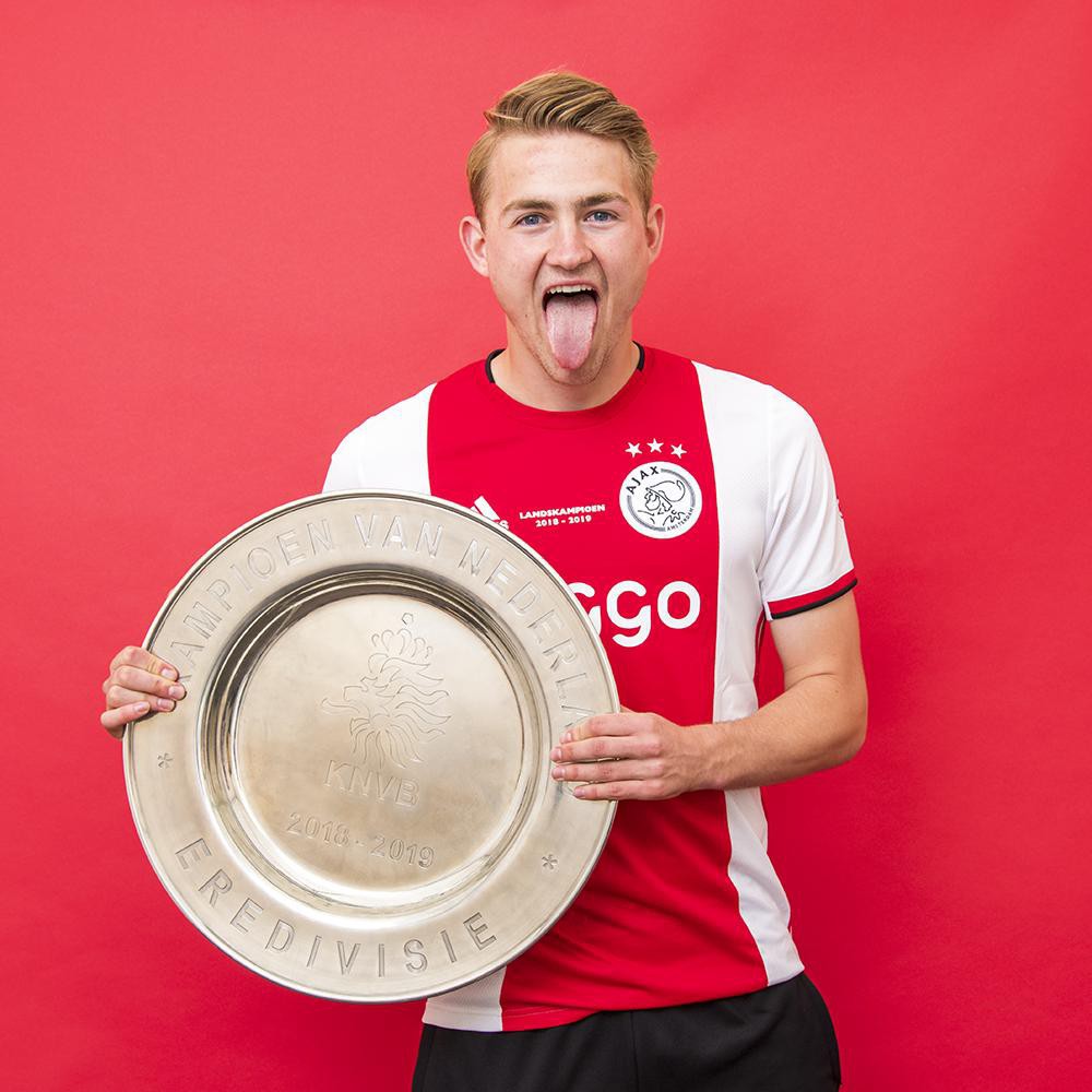 Đội trưởng 19 tuổi đẹp trai như thiên thần của Ajax pose hình cực cute trong album kỷ niệm vô địch Hà Lan - Ảnh 1.