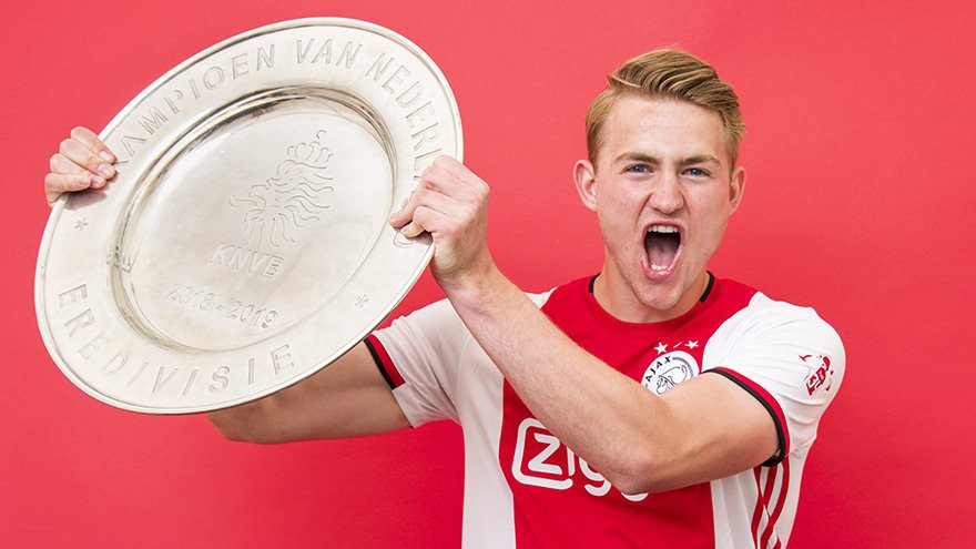 Đội trưởng 19 tuổi đẹp trai như thiên thần của Ajax pose hình cực cute trong album kỷ niệm vô địch Hà Lan - Ảnh 2.