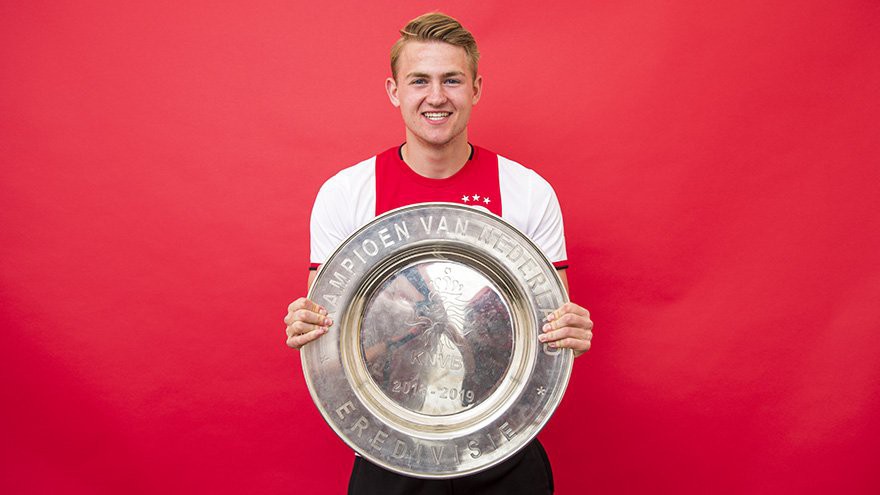 Đội trưởng 19 tuổi đẹp trai như thiên thần của Ajax pose hình cực cute trong album kỷ niệm vô địch Hà Lan - Ảnh 3.