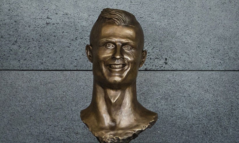 Sau Ronaldo, cộng đồng mạng lại thêm một lần phì cười với bức tượng xấu ma chê quỷ hờn của huyền thoại MU - Ảnh 3.