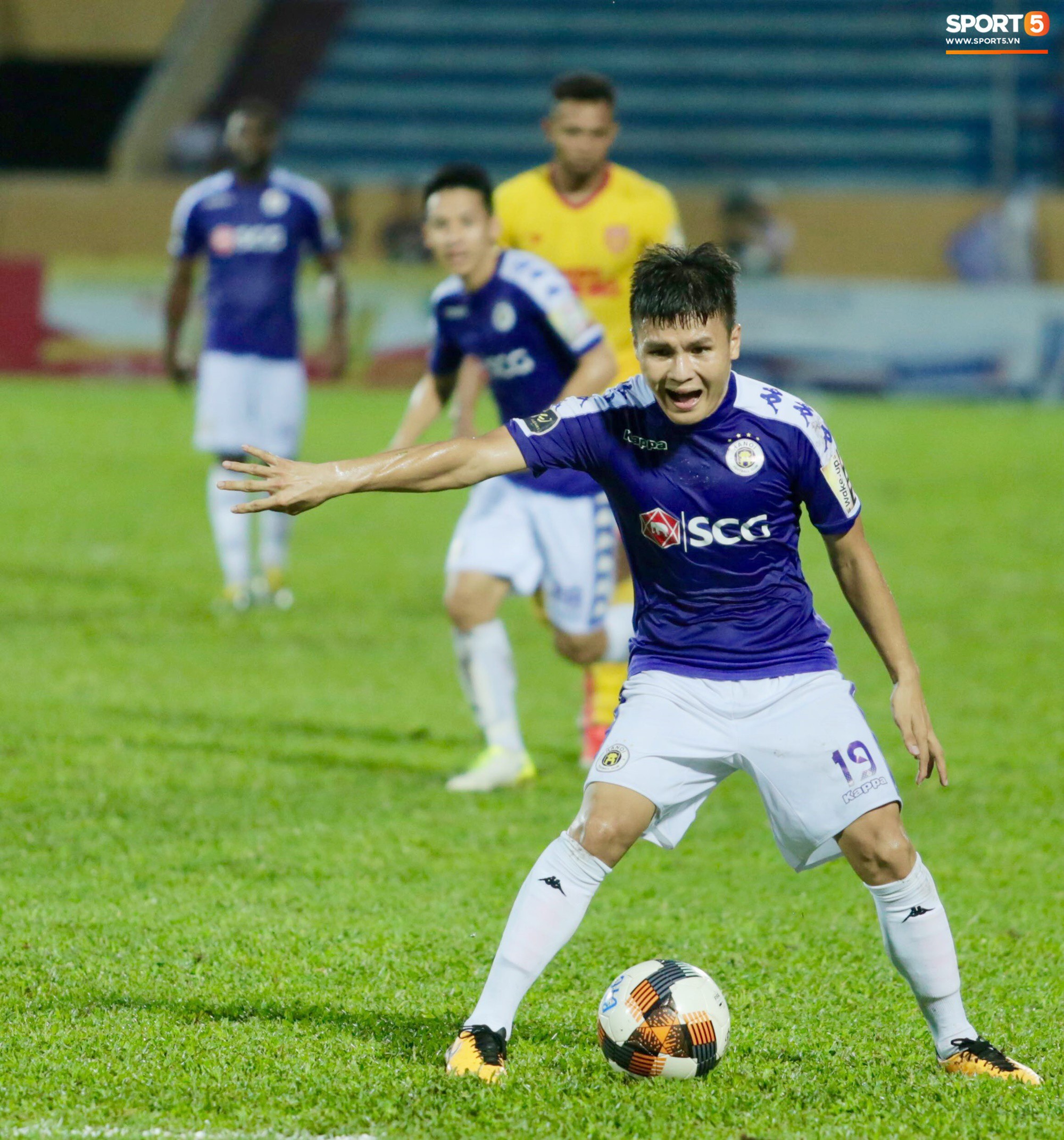 Quang Hải phản ứng mạnh với trọng tài trong ngày Hà Nội FC thất bại muối mặt trước Nam Định FC - Ảnh 2.