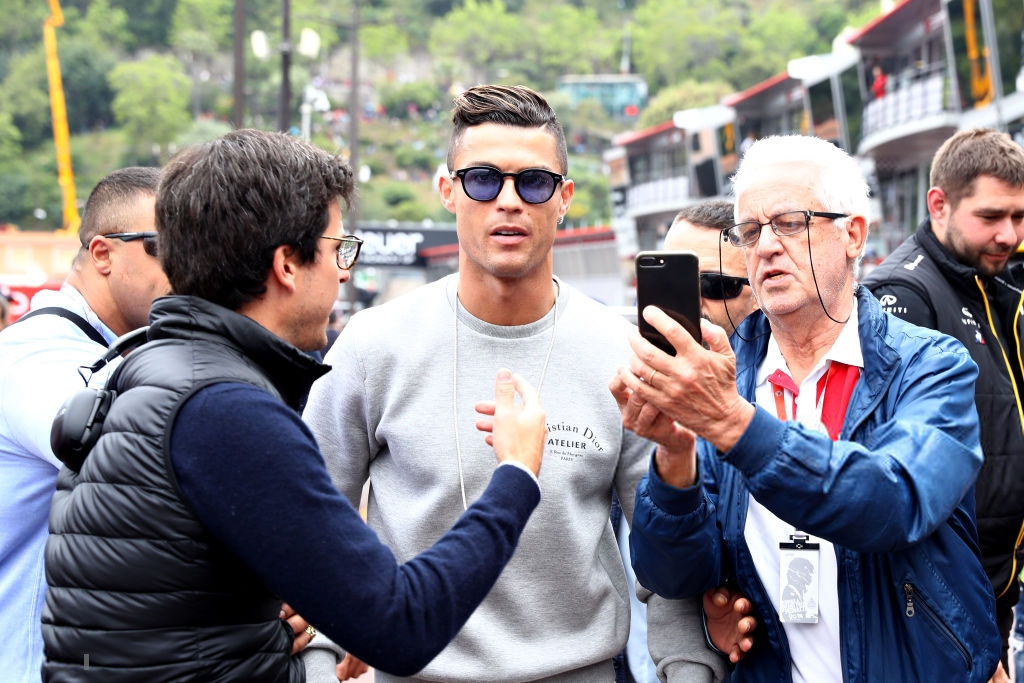 Cậu con trưởng nhà Ronaldo lại khiến bạn bè đồng trang lứa trầm trồ: Được siêu sao 5 lần vô địch F1 thế giới đích thân bế vào ngồi trải nghiệm chiếc xe đua - Ảnh 5.