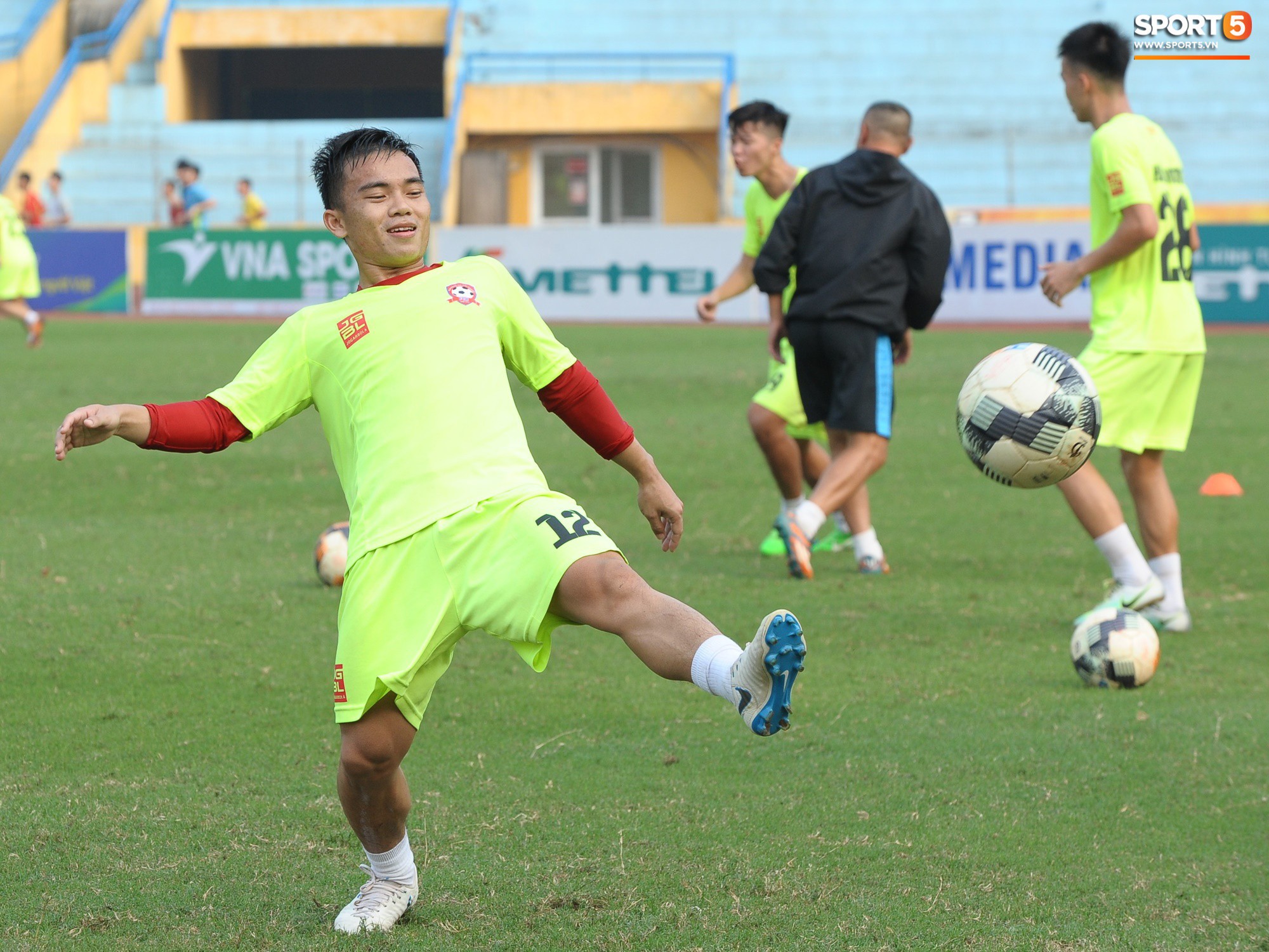 Thủ môn trẻ của U23 Việt Nam tập làm bác sĩ, chăm sóc đồng đội - Ảnh 8.