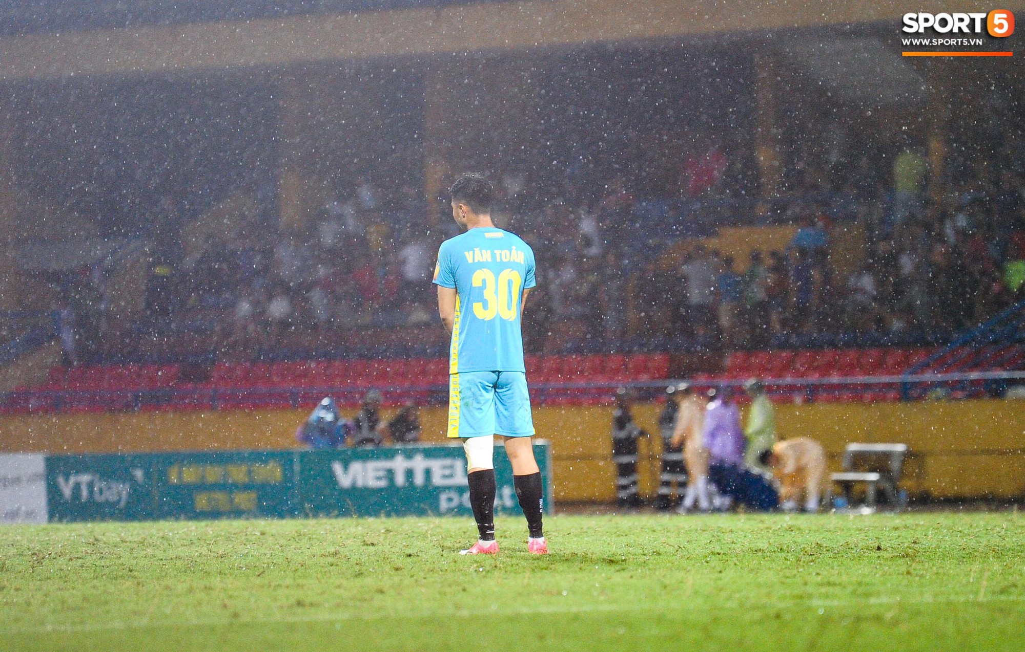 Thủ môn trẻ tài năng của U23 Việt Nam nhận lời cảnh báo sau trận thuỷ chiến trên sân Hàng Đẫy - Ảnh 3.