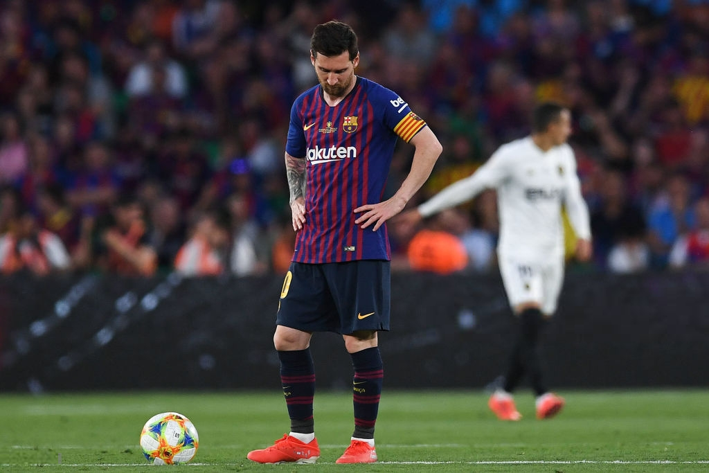 Có cầu thủ nào buồn thảm hơn Messi lúc này: Danh hiệu vớt vát niềm vui cuối mùa bỗng chốc tan biến - Ảnh 2.