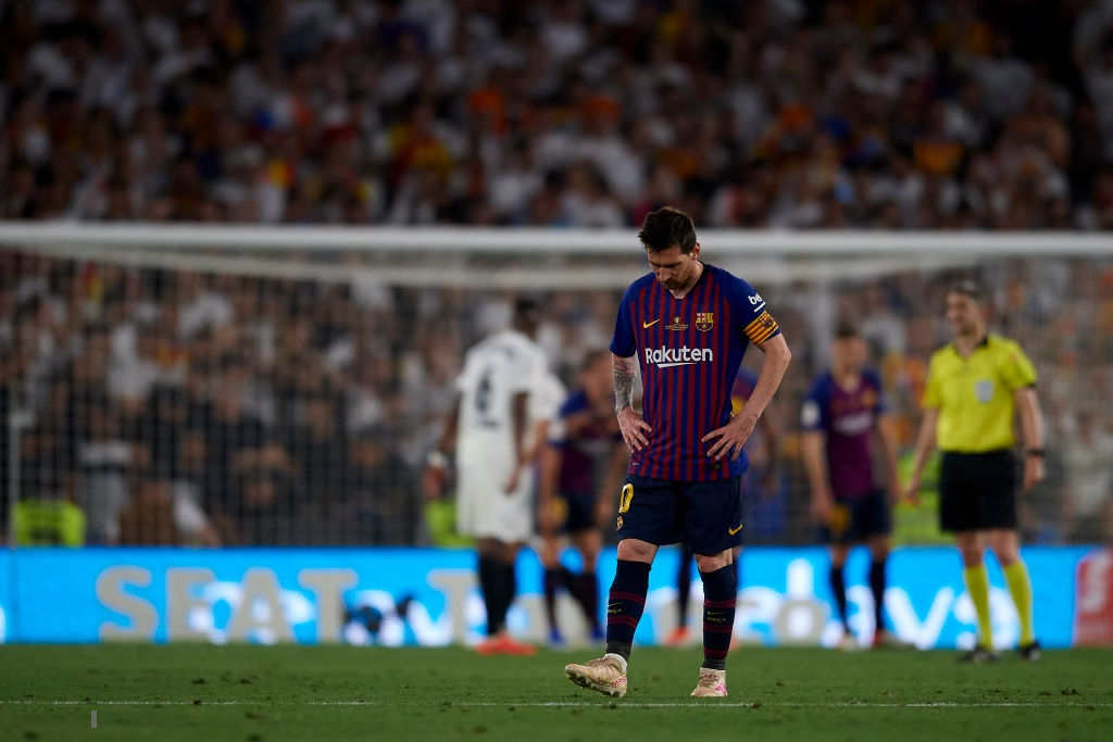 Có cầu thủ nào buồn thảm hơn Messi lúc này: Danh hiệu vớt vát niềm vui cuối mùa bỗng chốc tan biến - Ảnh 8.