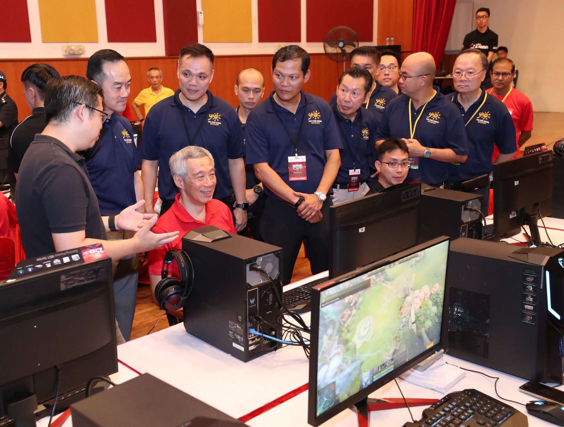 Thủ tướng Singapore xắn tay áo ngồi chơi điện tử, hào hứng với sự phát triển của Esports nước nhà - Ảnh 1.