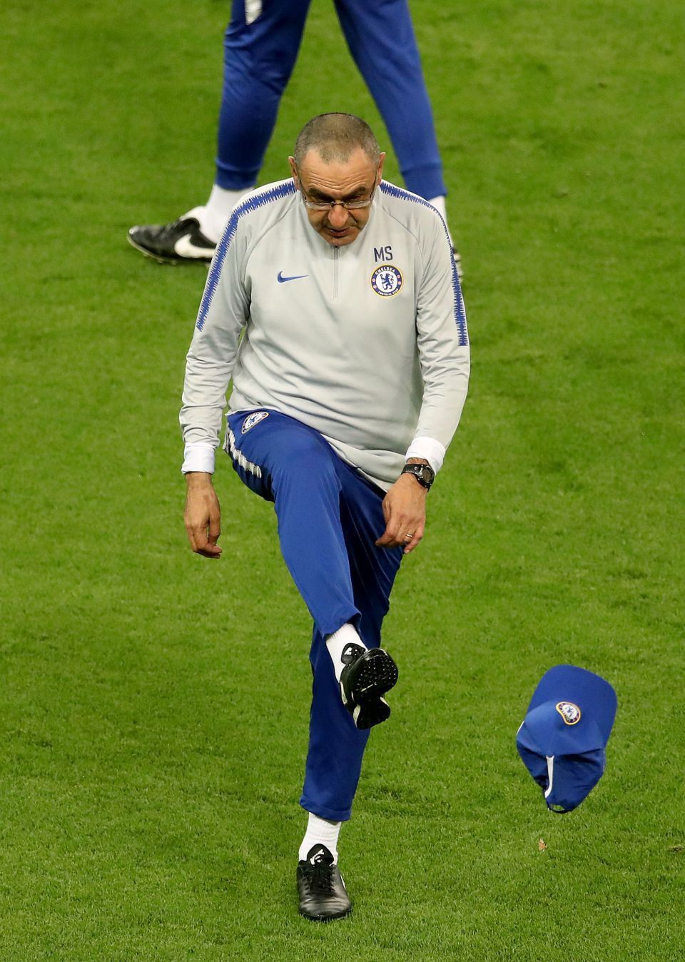 Sự cố trước chung kết Europa League: Cầu thủ Chelsea thúc cùi chỏ vào mặt đồng đội, HLV nổi cáu đá bay chiếc mũ, tức giận rời khỏi buổi tập - Ảnh 3.